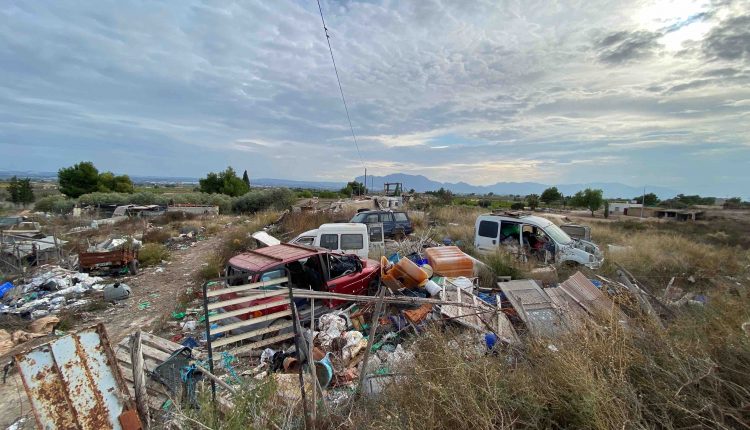 Vertedero en la sierra de Albatera