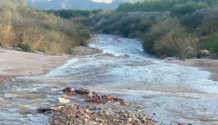 Vertido de agua a la rambla salada por rotura del canal 1º en Albatera